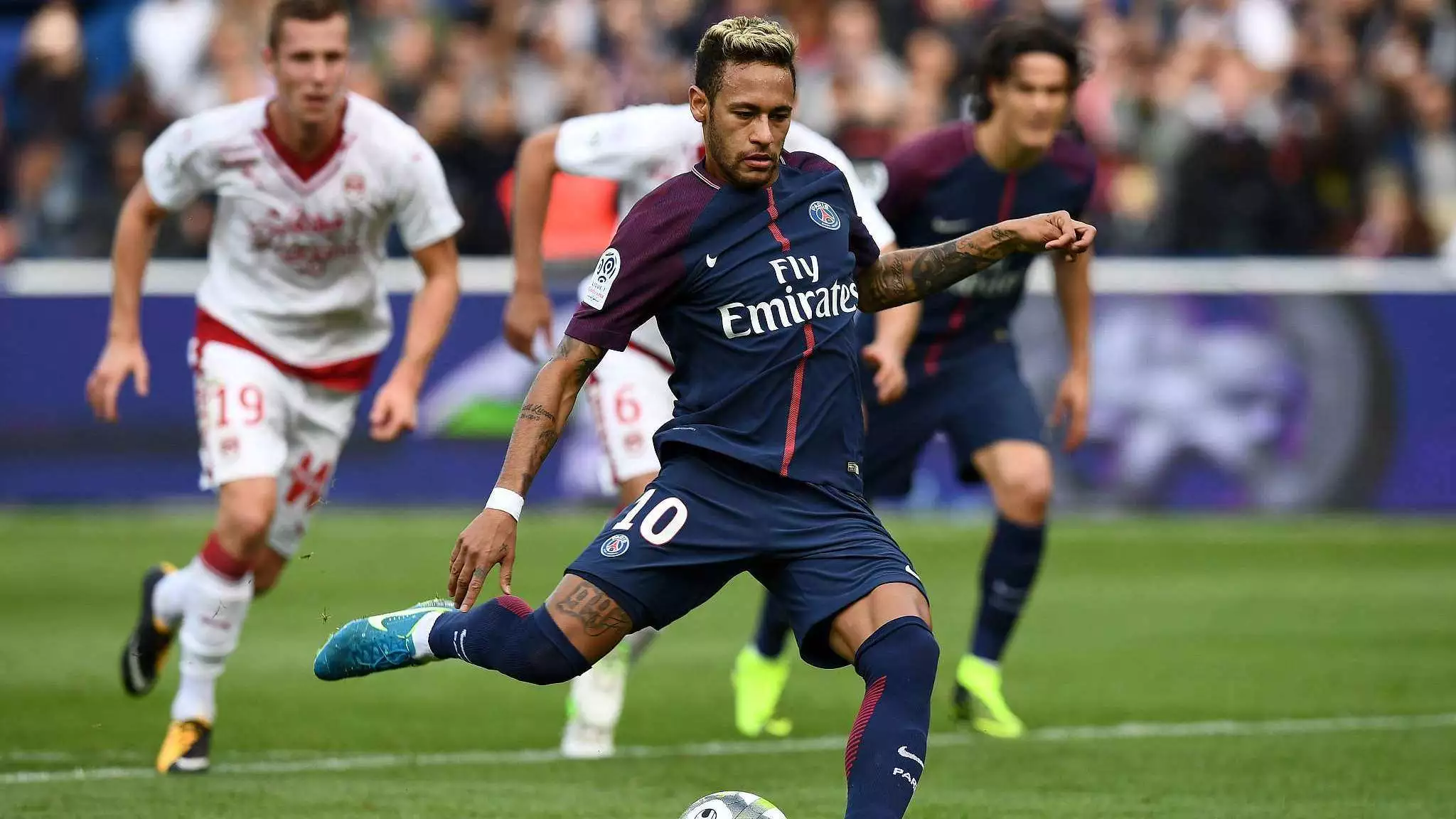 到禁区弧附 到禁区弧附