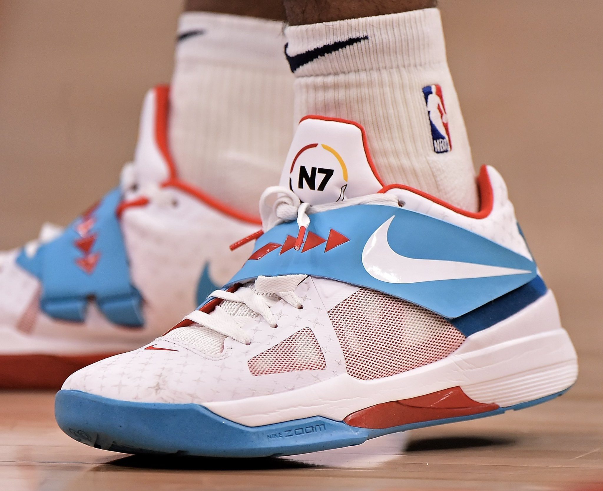 本文围绕 本文围绕